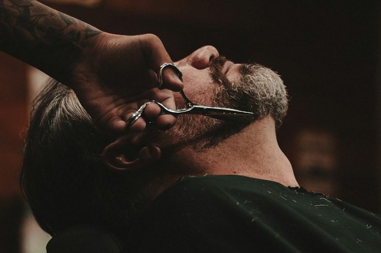 Bartpflege bei deinem Friseur Frankfurt Mann bekommt einen Haarschnitt und eine Rasur in einem Barbershop.